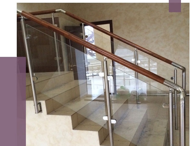 Комбинированные перила из металла и дерева в Ставрополе